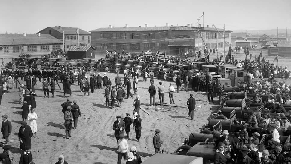 Современный автозаводский район до войны тоже не входил в состав Нижнего Новгорода, поэтому Первомай там праздновали самостоятельно. На снимке 1931 года колонна «Автостроя», состоящая пока только из импортных машин, готовится к параду.📷Фото: Из фондов ГАрхАДНО