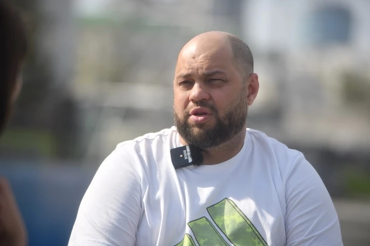 Роман Постовалов сейчас снимается в кино

