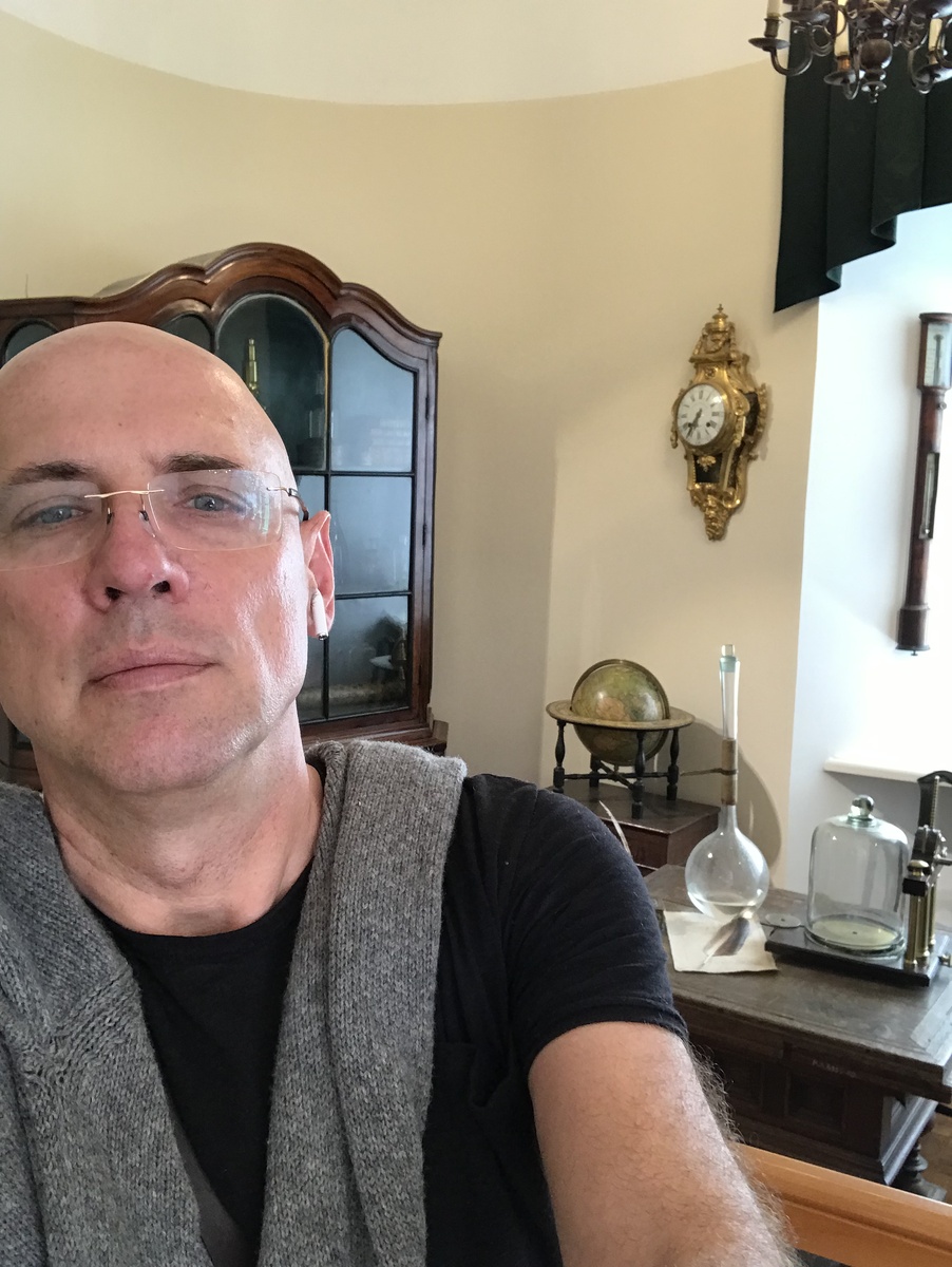 В офисе (кабинете) М.В.Ломоносова. Через минуту начнется совещание о русской словестности и русском же языке.