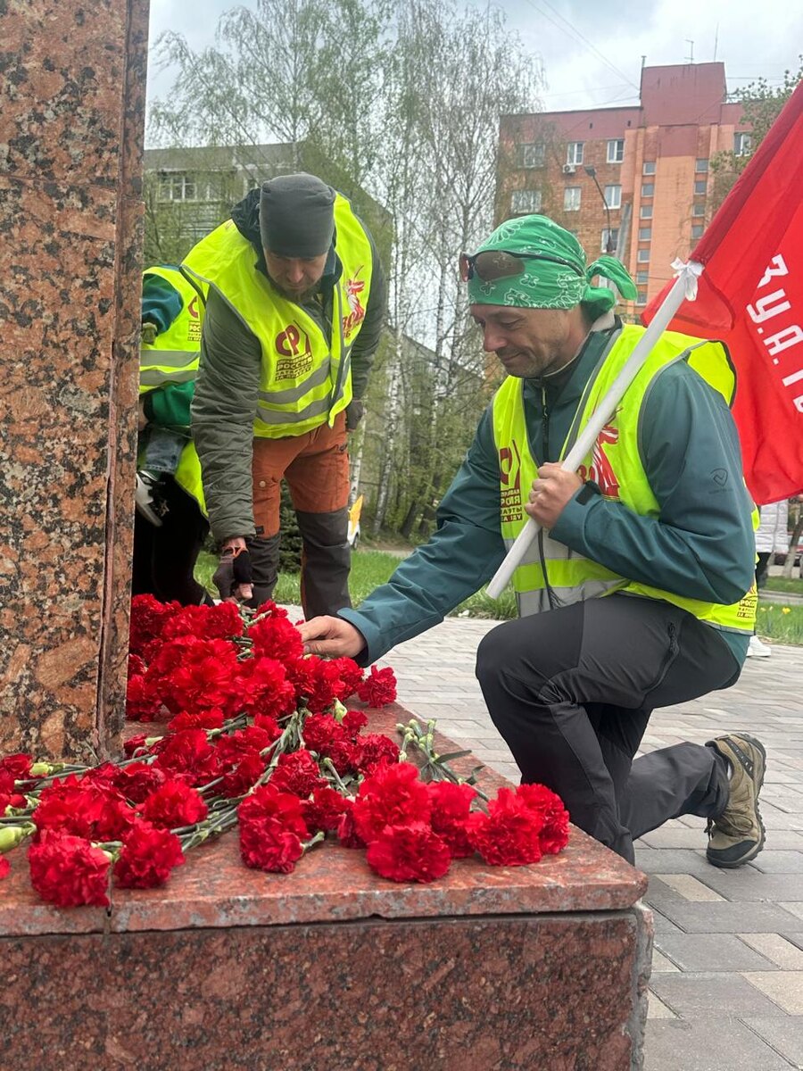 Возложение цветов к памятнику Маршалу Рокоссовскому