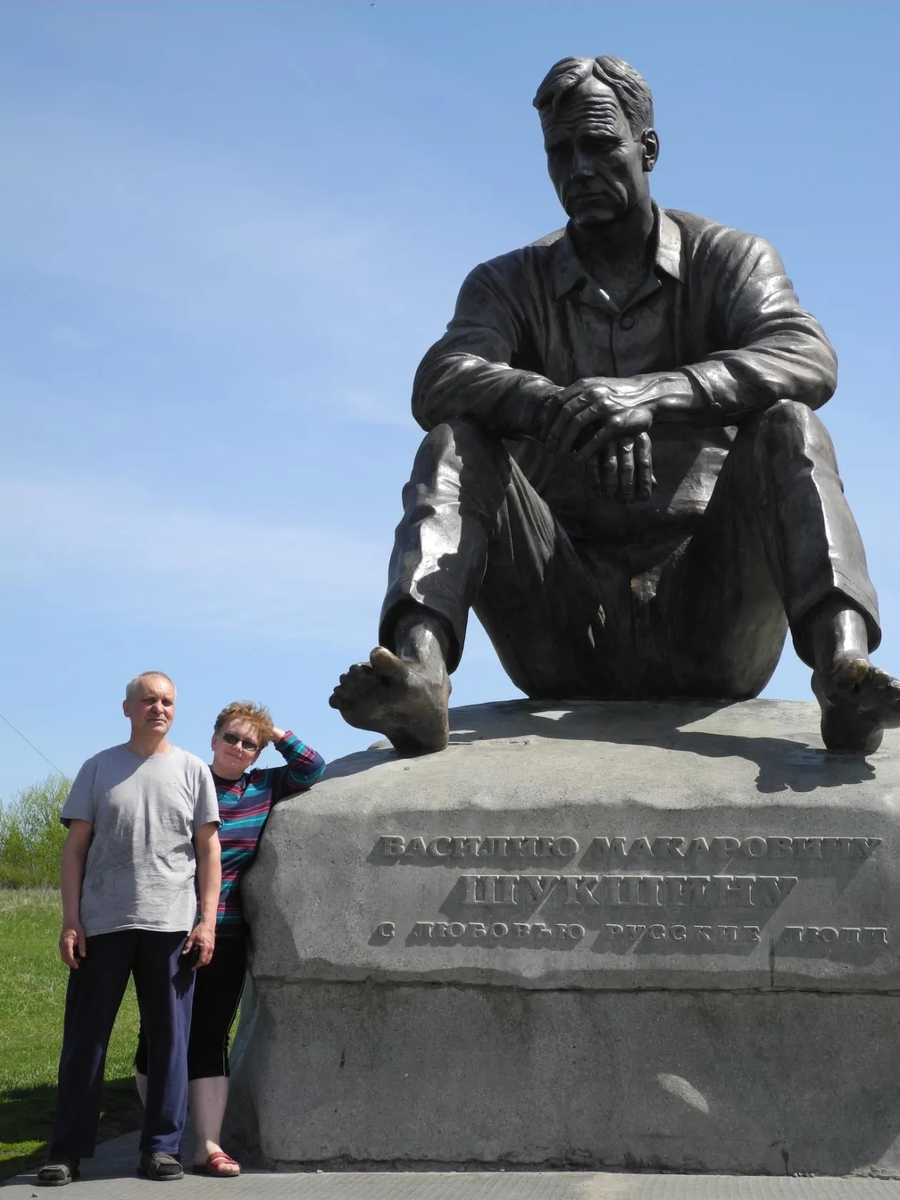 Заезжали в Сростки  к Шукшину. Хороший памятник. 