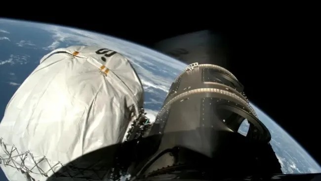     Капсула Phoenix 1 компании Atmos Space Cargo, прикрепленная к верхней ступени ракеты Falcon 9 во время миссии Bandwagon-3 21 апреля 2025 года    
 Источник: Atmos Space Cargo