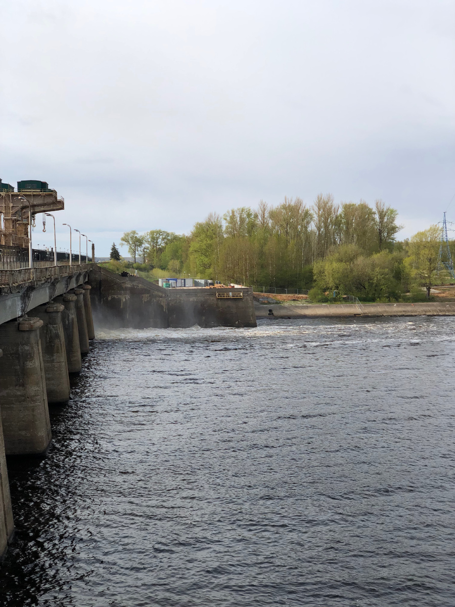 Иваньковская ГЭС. Сброс воды. Фото автора.