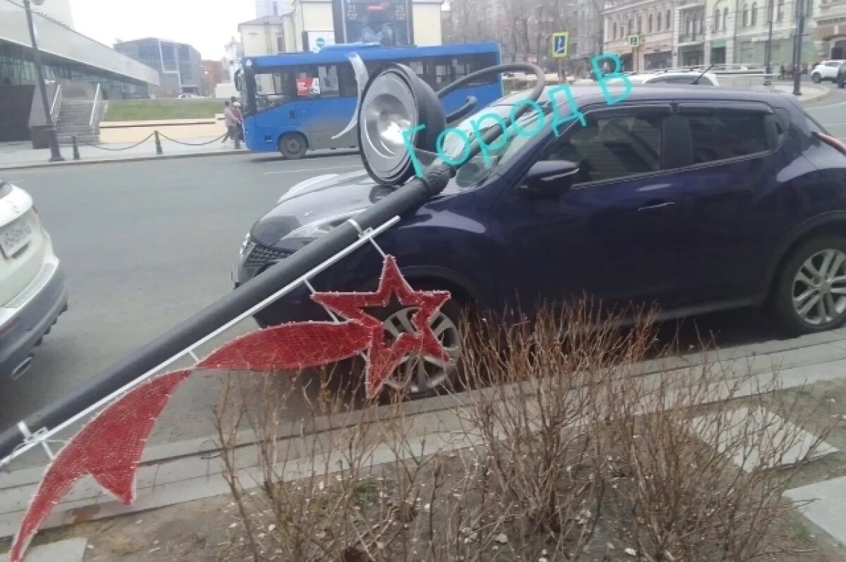    Из-за сильного ветра во Владивостоке были повреждены два автомобиля