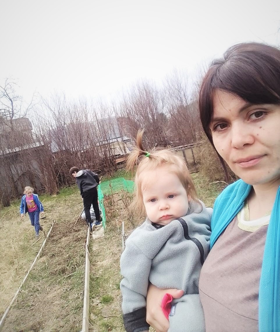 Полина дозором обходт владенья свои