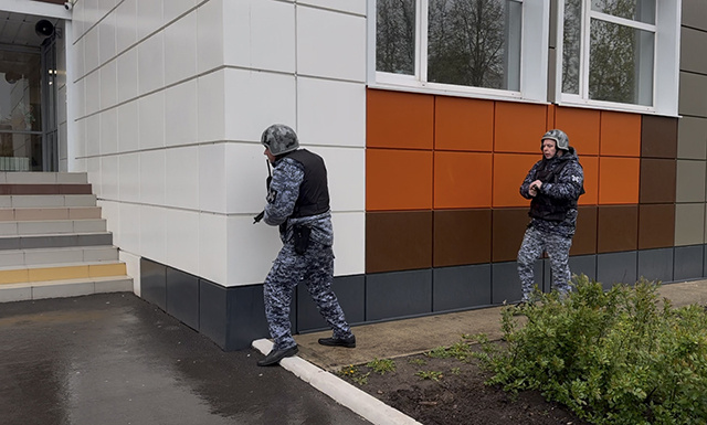 Росгвардейцы провели антитеррористические учения в одной из тверских школ