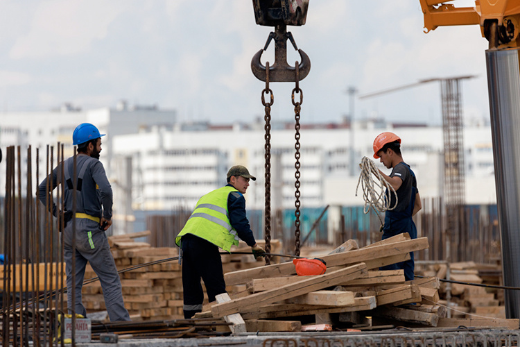    Самое главное, что может ударить по большинству мигрантов, — нелегалам запретят получать водительские права и управлять транспортом, открывать банковские счета и пользоваться банковскими услугами, оформлять на себя сим-карты, официально устраиваться на работу, а также устраивать детей в школу и детский сад.   
Фото: «БИЗНЕС Online»