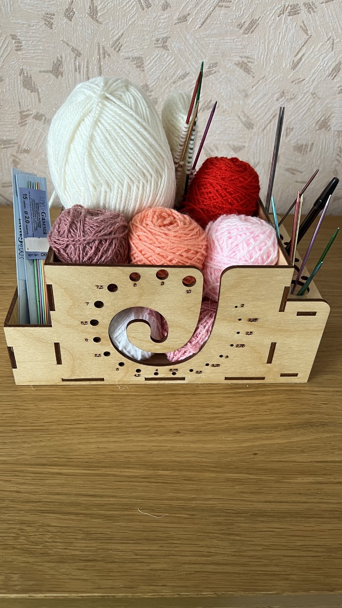 Подготовилась к игре заранее и сегодня, Катя,нам сказала первый цвет, вернее, номерок, под которым у каждой, свой цвет пряжи.