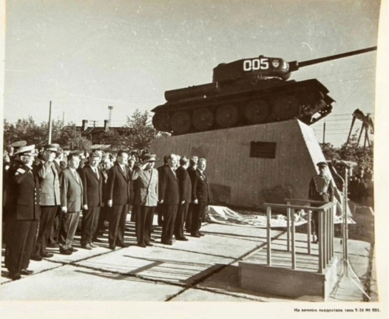    Танк Т-34 в Петрозаводске подсветили скрин видео