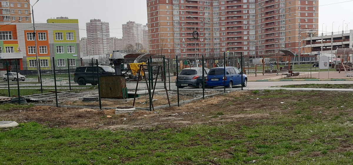 Фоткали каналью, но садик тоже торчит слева)