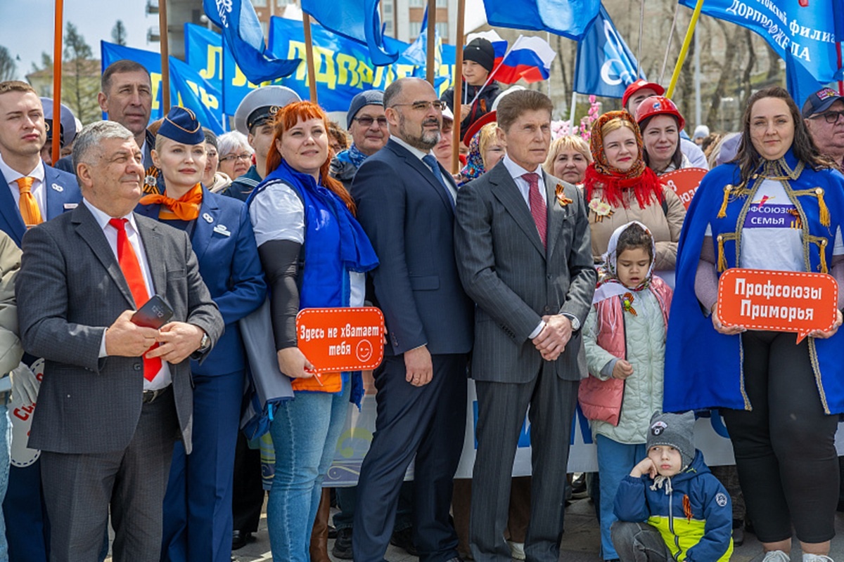 Тысячи приморцев собрались на День труда.  Фото: Фото: Администрация Владивостока / vlc.ru