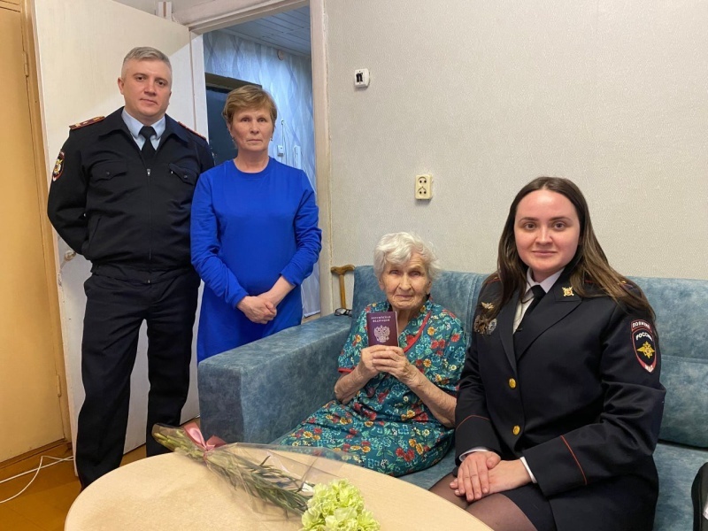    В Латвии неугодных "прокремлевских" лишают гражданства, люди едут в Россию, где получают паспорта РФ