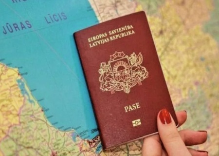    В Латвии неугодных "прокремлевских" лишают гражданства, люди едут в Россию, где получают паспорта РФ