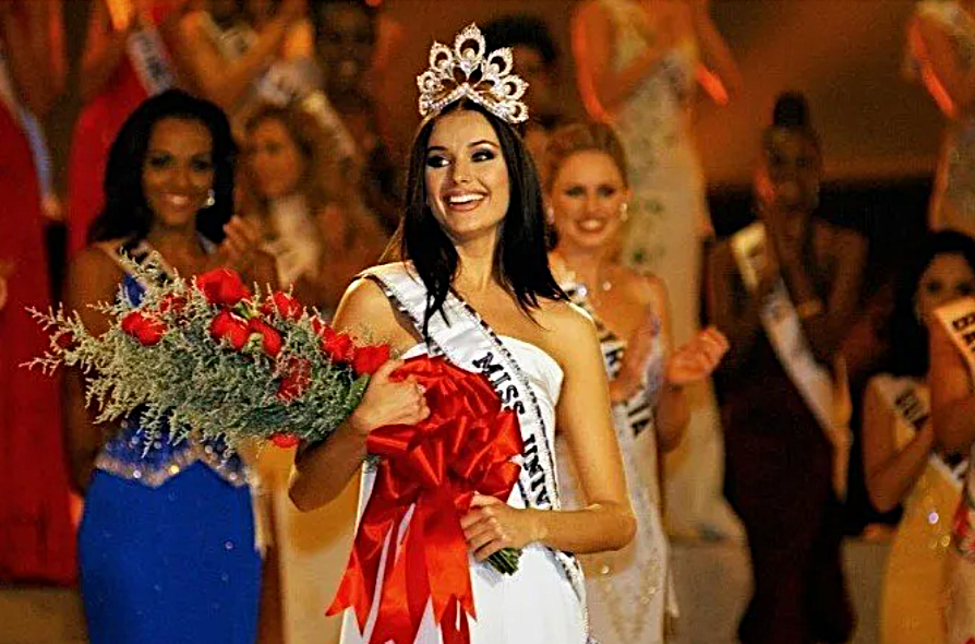 на фото Оксана Федорова 