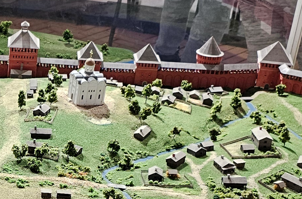 Фрагмент макета Смоленской крепости в музее "Грозный 17-й век. Костыревская башня - вторая справа. Фото из нашего архива.