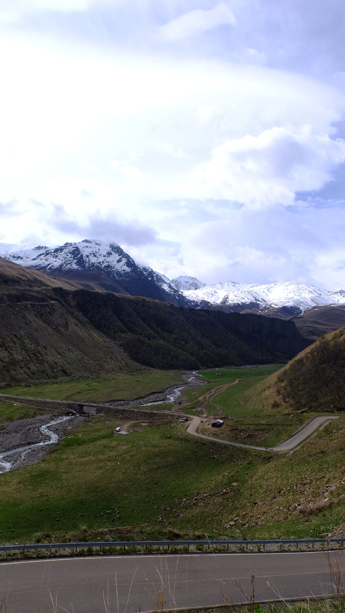 Влево пошла дорога к Султану.