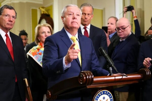 Линдси Грэм*. Обложка © Shutterstock / FOTODOM / Joshua Sukoff