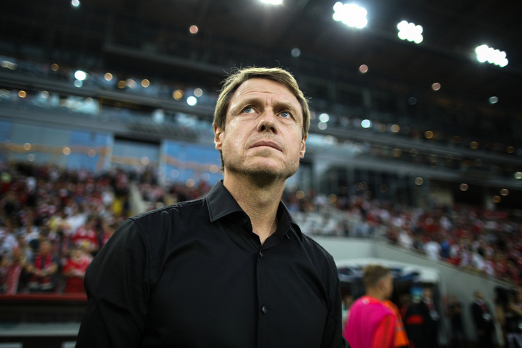    Вокруг главного тренера «Торпедо» Олега Кононова по-прежнему ходят слухи об отставке.   
Фото: «БИЗНЕС Online»