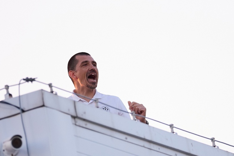    Ильдар Ахметзянов руководит командой с крыши стадиона.   
Фото: fckamaz.ru