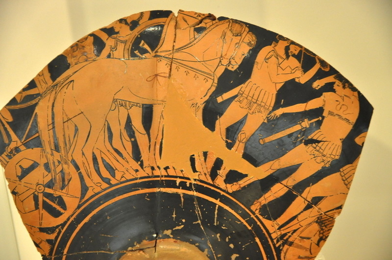 Гоплиты собираются в поход. Роспись краснофигурного сосуда, V век до н.э. Национальный музей археологии, Афины. Фото автора