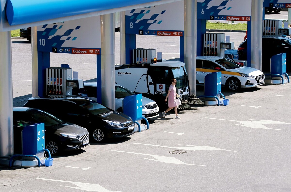 Споры о качестве российского бензина не утихают уже много лет. Одни водители уверены, что отечественное топливо уступает зарубежному, и заправляются только «премиальными» марками с запасом по октановому числу. Другие считают, что разница несущественна, и спокойно заливают стандартный АИ-92 или АИ-95.