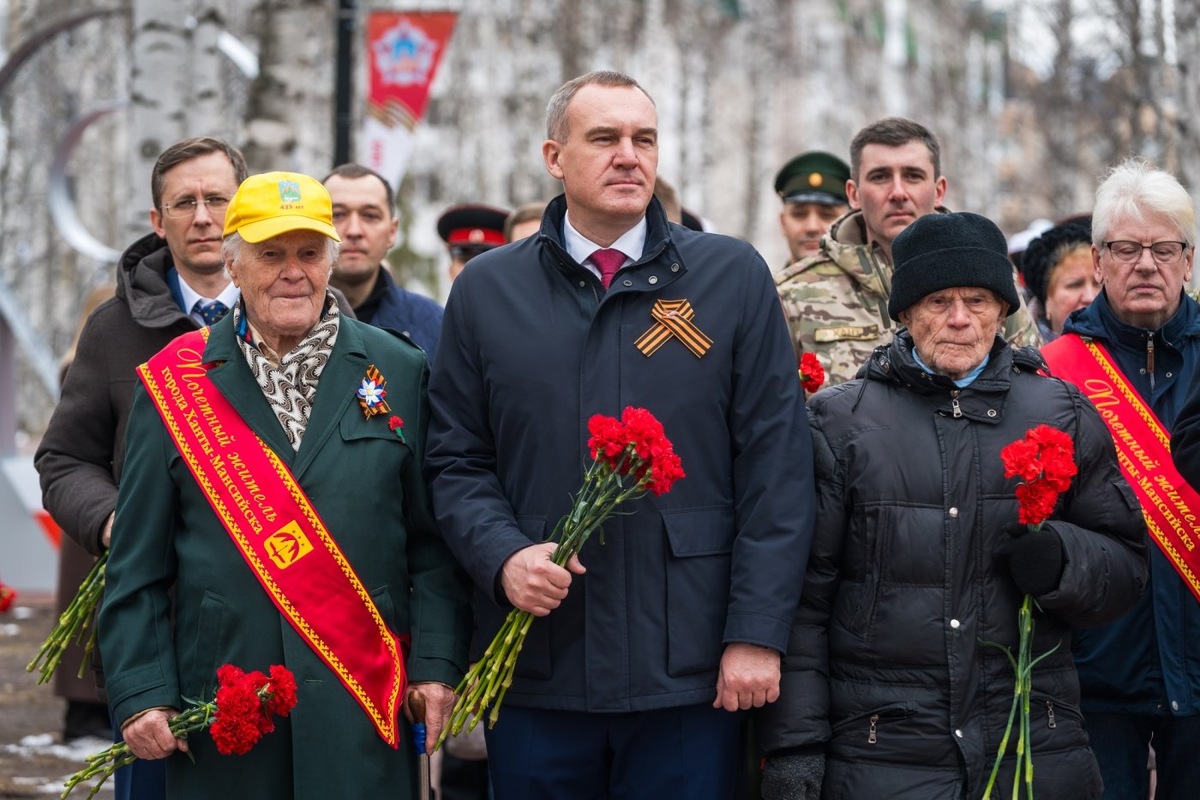    Губернатор Югры и глава Ханты-Мансийска возложили цветы к мемориальному знаку «Труженикам тыла»