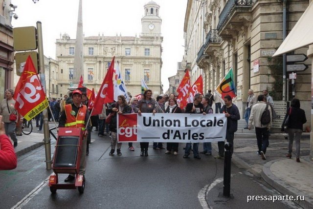 На фото: первомайская демонстрация в городе Арле (Франция). Архив газеты