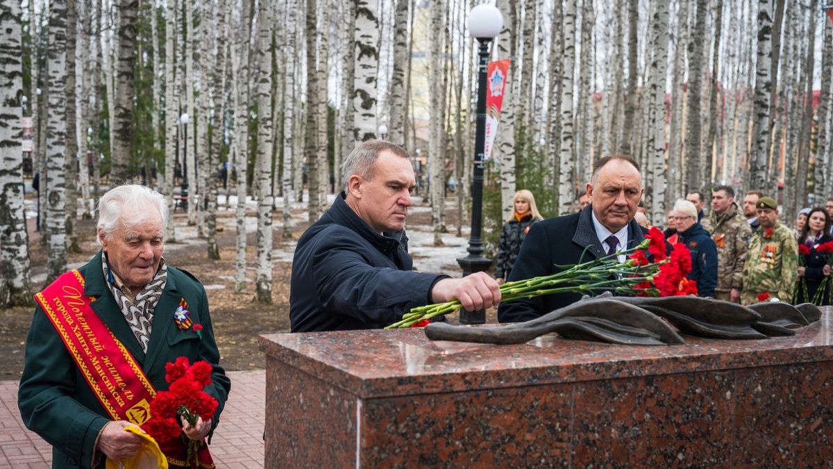    Губернатор Югры возложил цветы к памятнику труженикам тыла