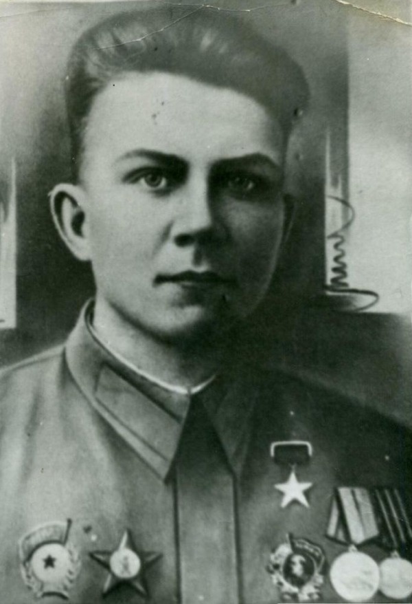    В 1940 году Васюта был призван в Красную Армию, а боевой путь его начался у берегов Волги. admin