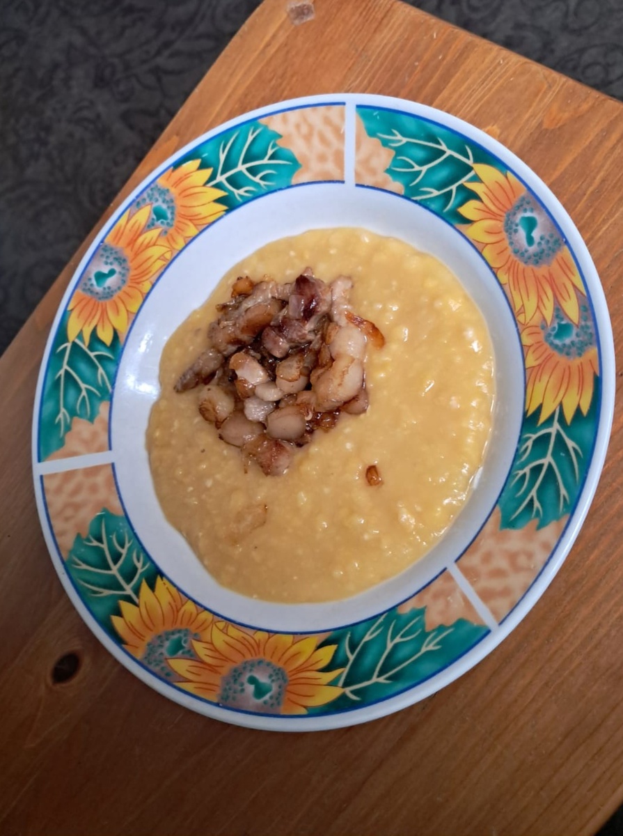 Не довожу горох до состояния пюре, люблю когда что-то на зуб попадает, хотя жевать все равно  нечего))