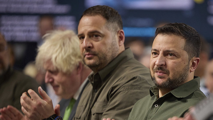 ПРИ ЭТОМ СВОЕЙ ЗАКОННОЙ ЦЕЛЬЮ УКРАИНСКИЕ ТЕРРОРИСТЫ СЧИТАЮТ И ЛИЧНО ПРЕЗИДЕНТА ПУТИНА. АНДРЕЙ ЕРМАК И ВЛАДИМИР ЗЕЛЕНСКИЙ. ФОТО: UKRAINE PRESIDENCY/GLOBAL LOOK PRESS