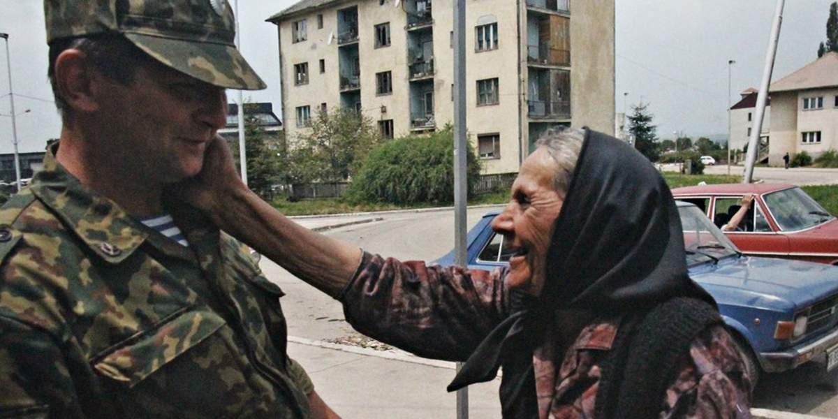 Местное население встречает русских солдат