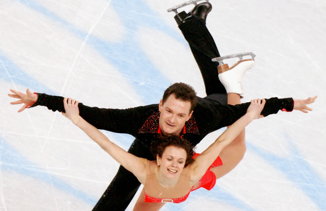 на фото Алексей Тихонов и Мария Петрова 