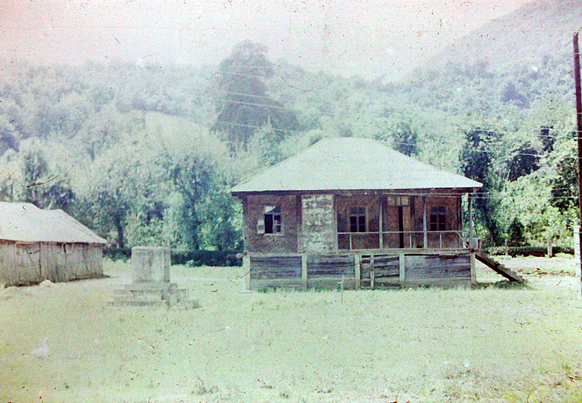 Дом, в котором родился Л. П. Берия в Мерхеули, фото 1973 года.