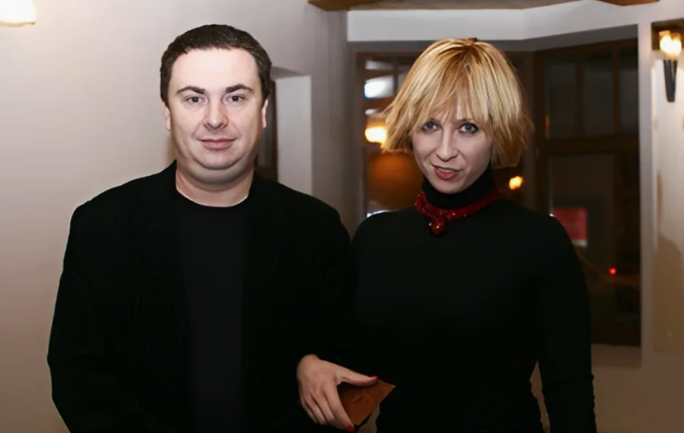 на фото Яна Чурикова и Иван Цыбин 