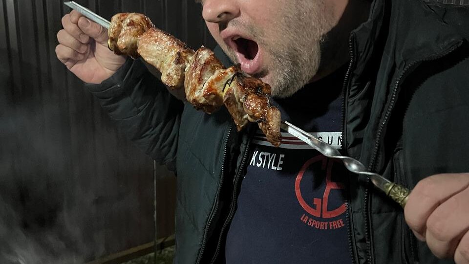 Праздник 1 мая. Мир труд май дача шашлыки.