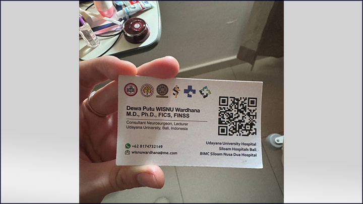 ВРАЧ ОСТАВИЛ ВИЗИТКУ МАРИНЕ. СКРИНШОТ С ТГ-КАНАЛА @KNITTERBALI