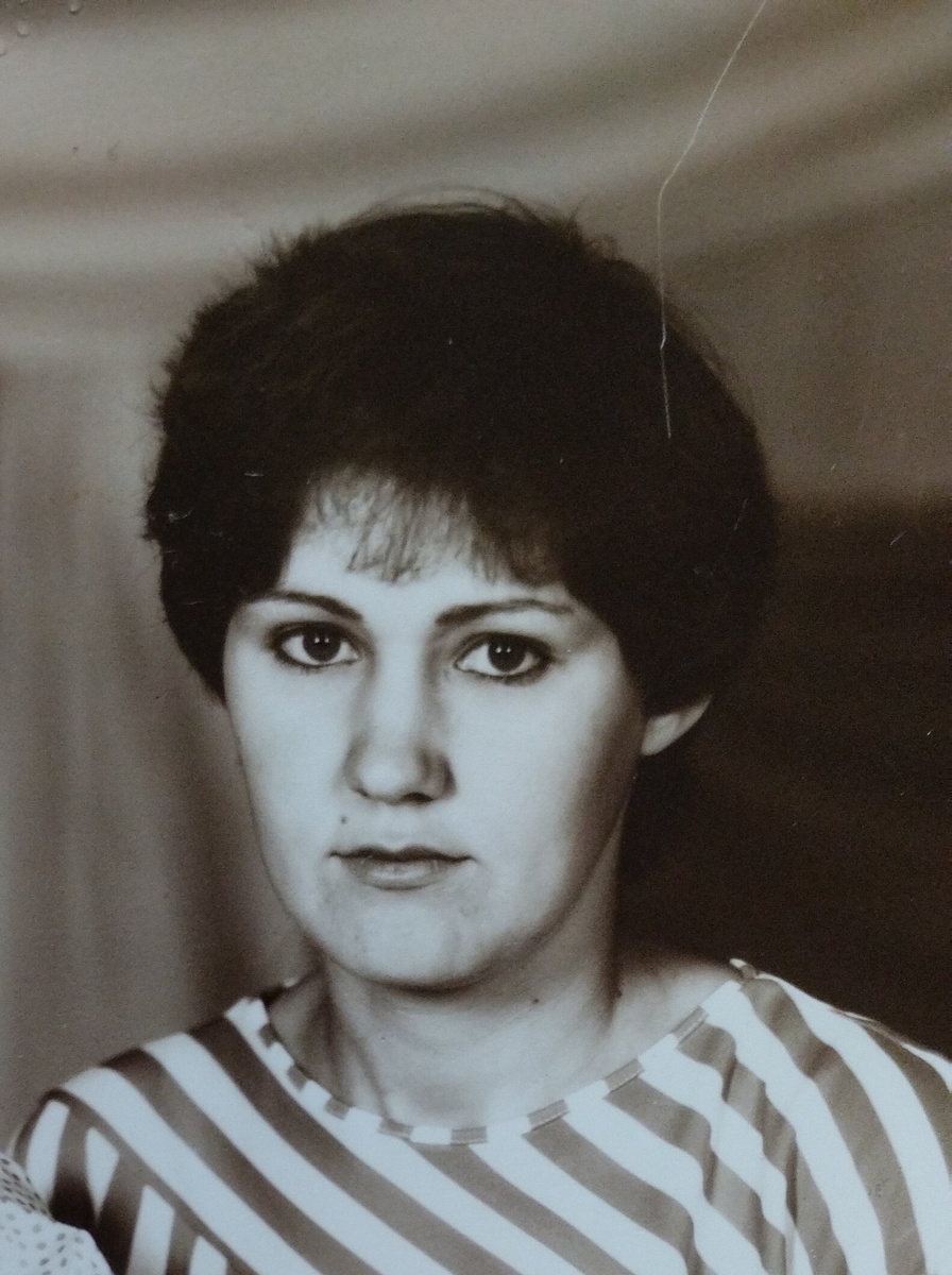 Смотрю на эту фотографию и улыбаюсь, и думаю, но почему я там такая серьезная?  Кстати, сейчас я гораздо легкомысленнее себя веду, чем 40 лет назад.