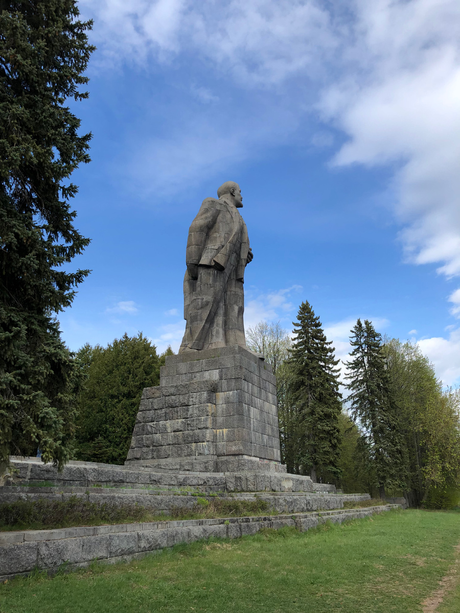 Статуя Ленина. Иваньковское водохранилище. Фото автора.