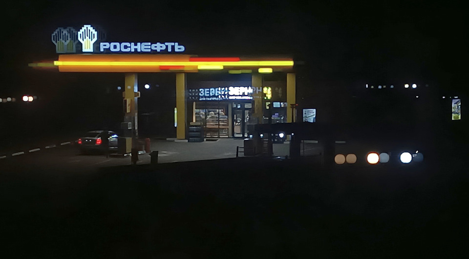 Вид из окна нашего номера в отеле "Петровский лес". Ночью даже романтично)