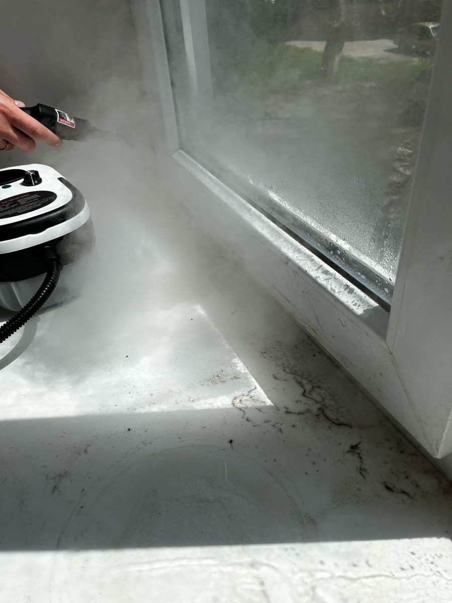 Тестирует моя невестка. У них дома такие же проблемы с окнами, как и у меня