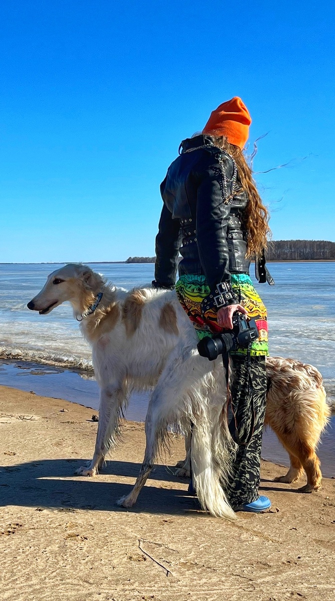 Мир недавно приезжал в гости, год живет в семье. Это мы на фото с ним