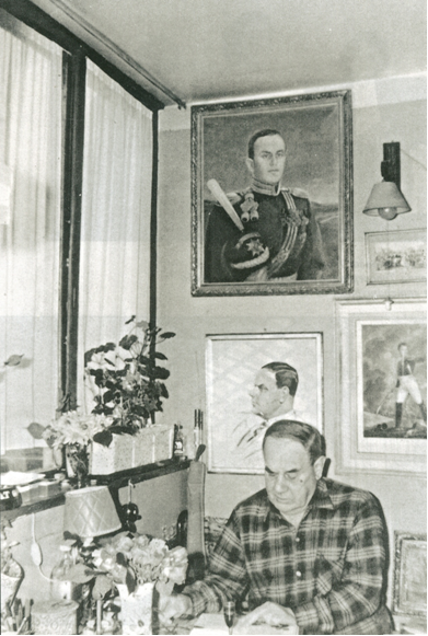 Николай Туроверов за работой над стихами.