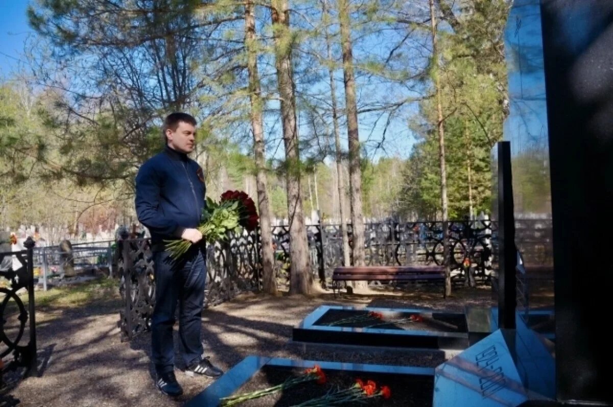    Губернатор Михаил Котюков возложил цветы к могиле Виктора Астафьева