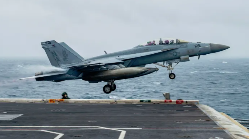 Эксперты недоумевают, как мог авианосец, ведя конфликт средней интенсивности, потерять сразу два "Шершня". Да вот так! Гиблое место.