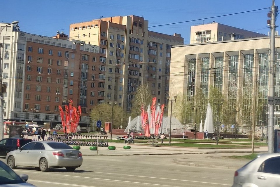    У ГПНТБ заработал фонтан. Татьяна СОЛОВОВА