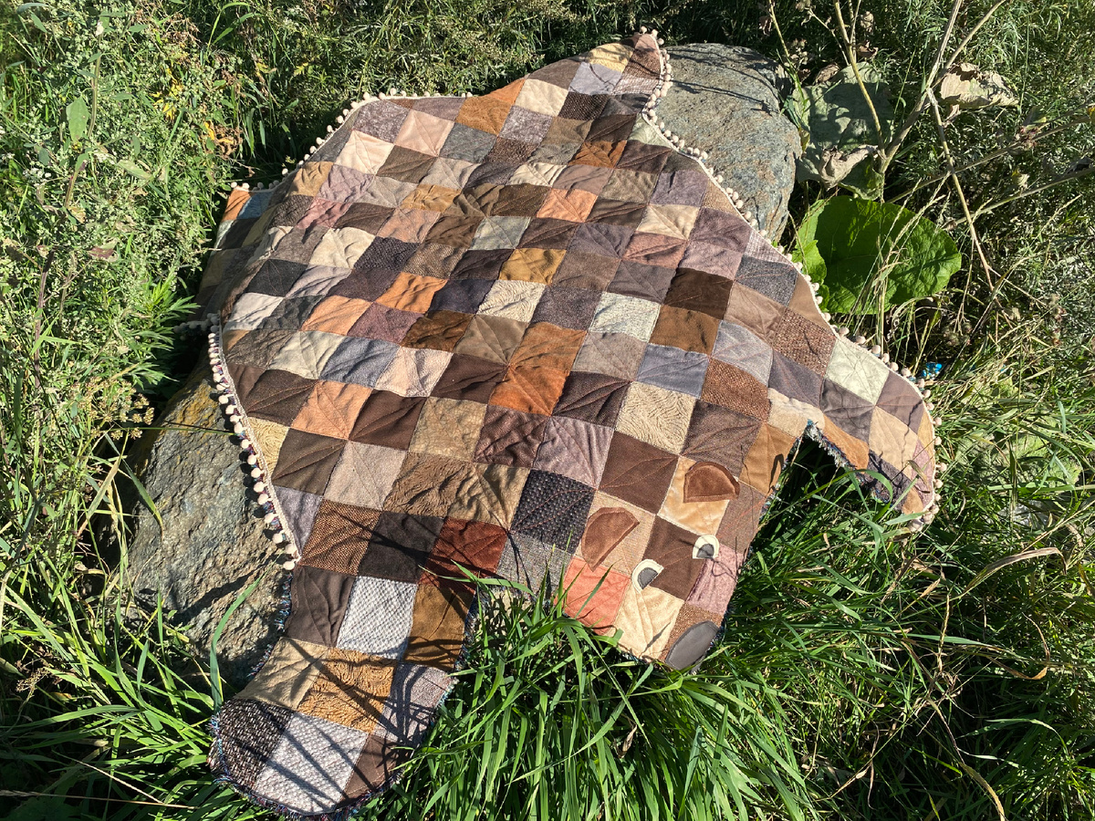 Лоскутное панно-ковёр «Шкура медведя». Мебельные ткани 