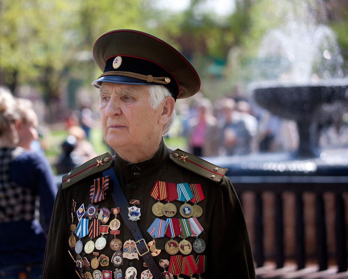 Иногда тишина говорит больше. Особенно в этот день.(Образ ветерана: иллюстрация, не привязана к стране. Источник — Wikipedia)