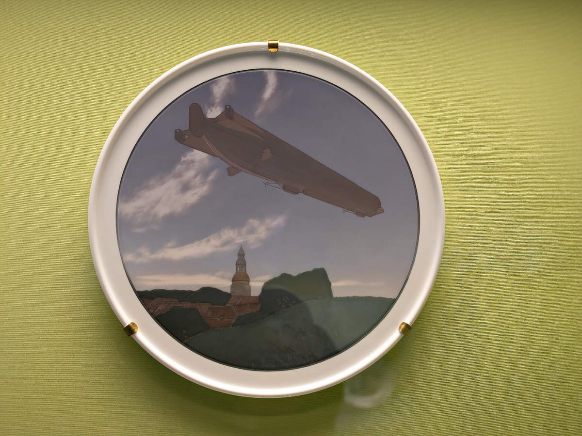 Блюдо с цеппелином, 1912 г., ИФЗ. Цеппелин - это жесткий дирижабль.