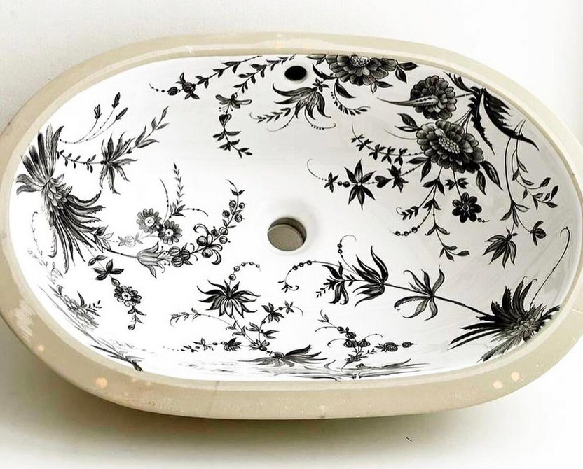 Раковина под встройку в тумбу, поэтому борта такие, необработанные